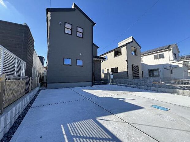 駐車場です。前面道路との高低差も少なく、スムーズに出入りできます。