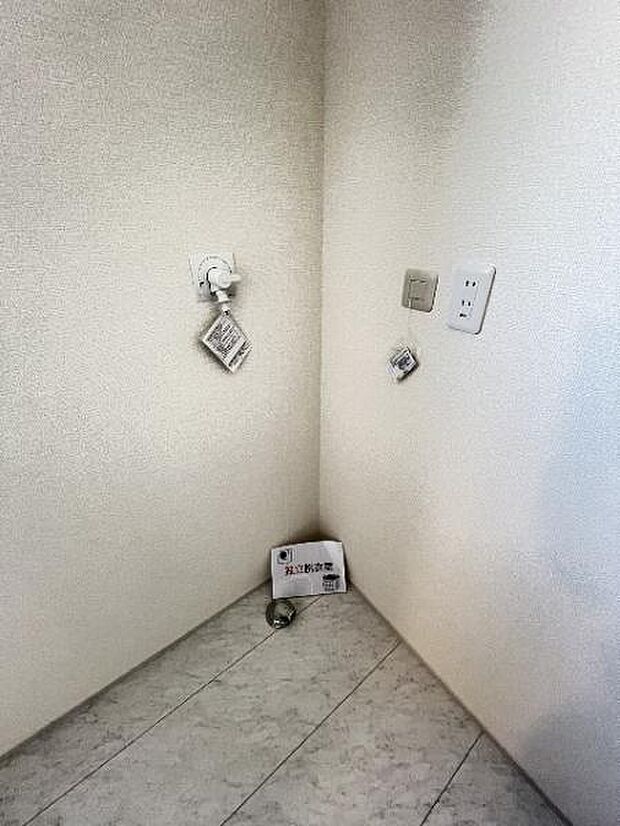 独立洗面台の横にはランドリースペースがございます。