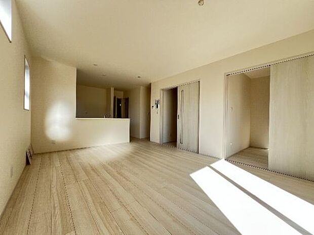 明るい日差しが入る風通しの良いリビングです。