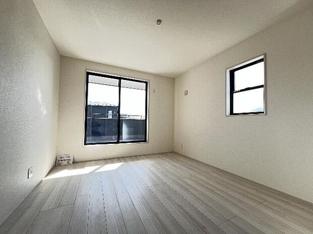 明るい広々とした主寝室でご家族ゆっくりお休みになれますね。