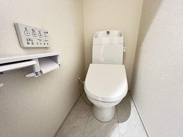 シャワー洗浄機能付のトイレは、清潔感が印象的な空間ですね。