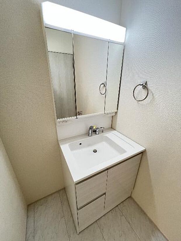シャワー付き洗面化粧台です。手軽にシャンプーができ、お掃除もしやすいですね。