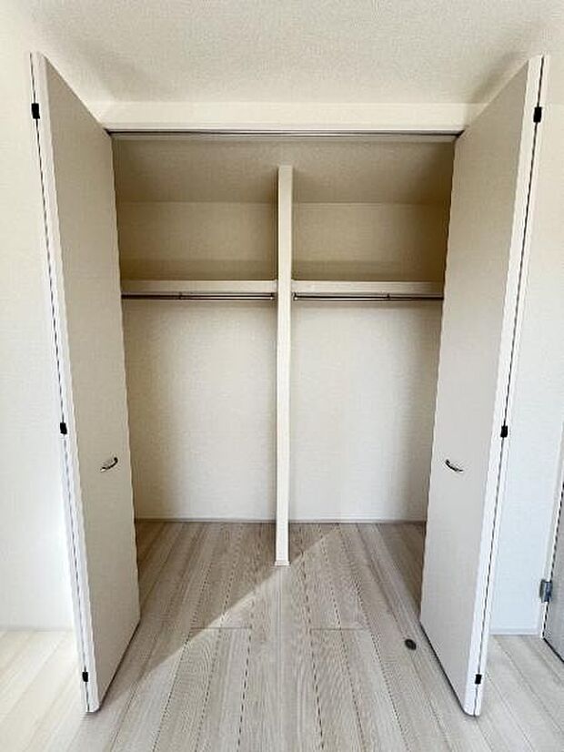 ウォークインクローゼットは、ハンガーパイプや枕棚が備わっており、お洋服等すっきりと収納いただけます。