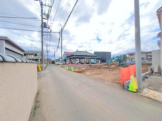 前面道路を含めた現地写真です。