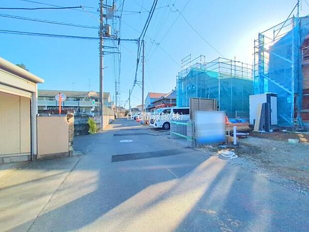 前面道路を含めた現地写真です。