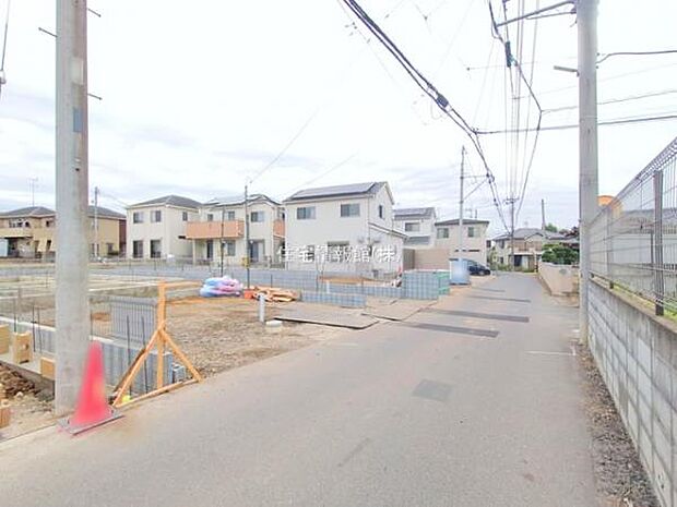 前面道路を含めた現地写真です。