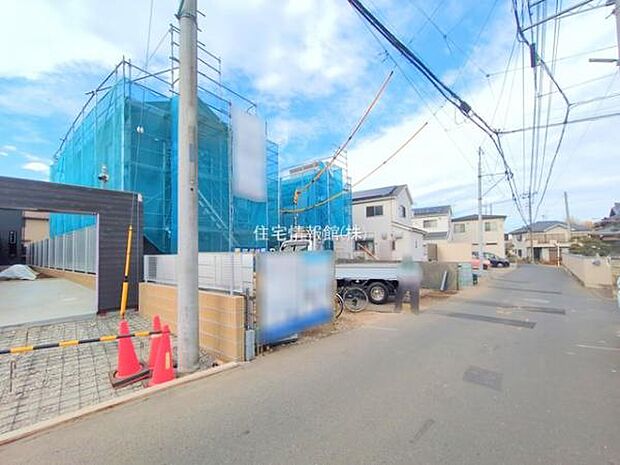 前面道路を含めた現地写真です。