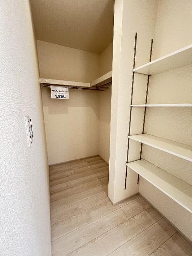 キッチン後ろにパントリー収納とクローゼットがあります。