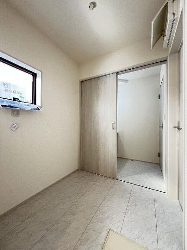 快適で清潔感がある脱衣スペースです。