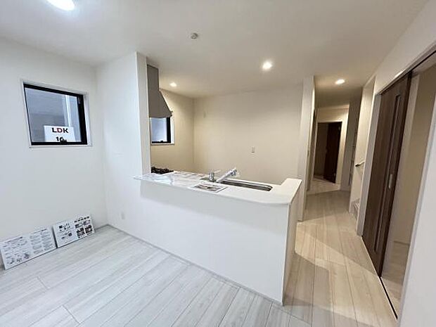 お食事中もキッチンと会話が楽しめるダイニングスペース。