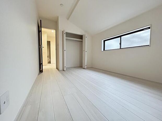 いつでもお部屋をスッキリお使い頂ける収納スペースを設置。