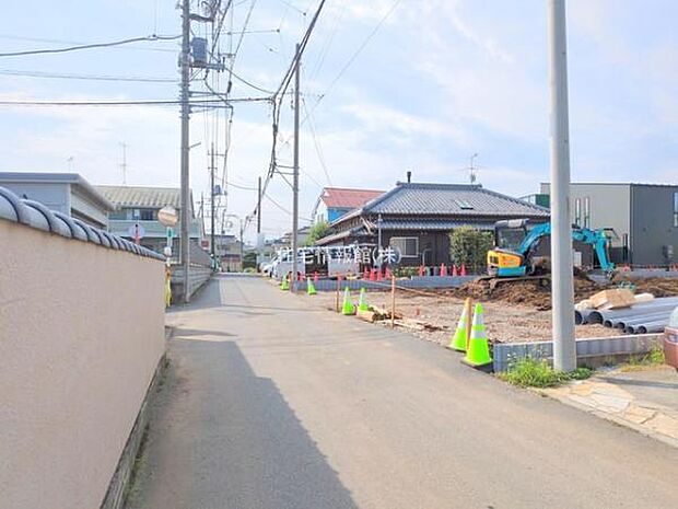 前面道路を含めた現地写真です。