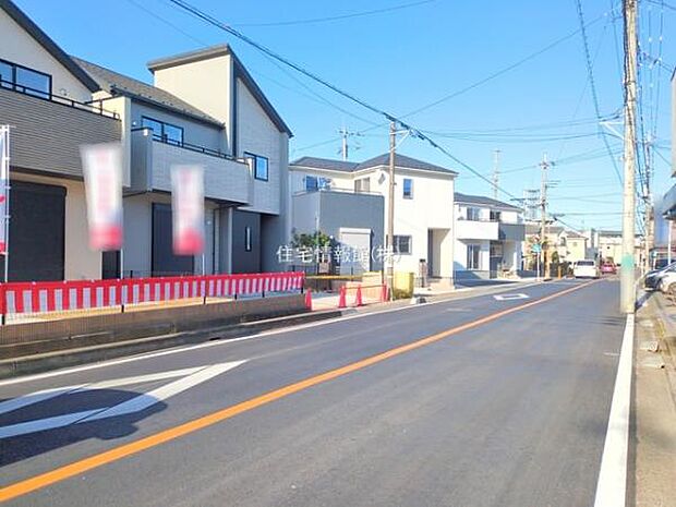 前面道路を含めた現地写真です。