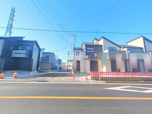 前面道路を含めた現地写真です。