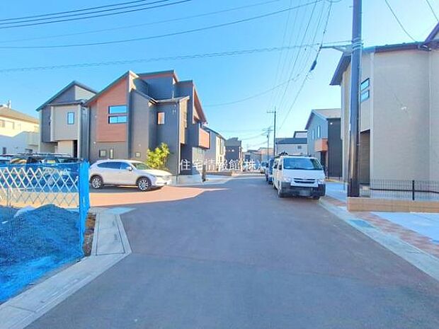 前面道路を含めた現地写真です。