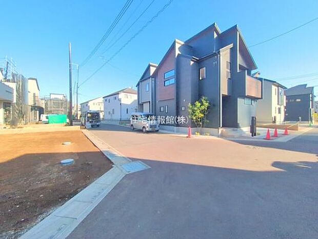 前面道路を含めた現地写真です。