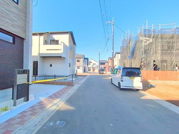 前面道路を含めた現地写真です。