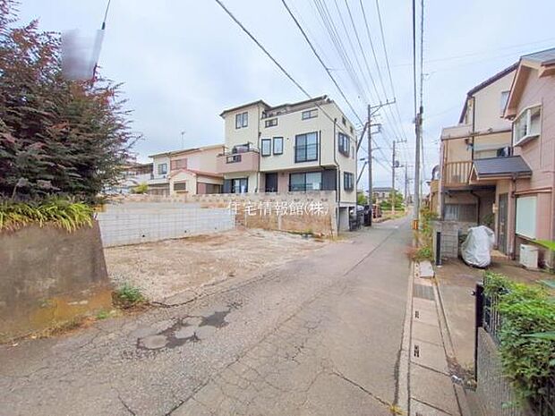 前面道路を含めた現地写真です。