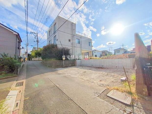 前面道路を含めた現地写真です。