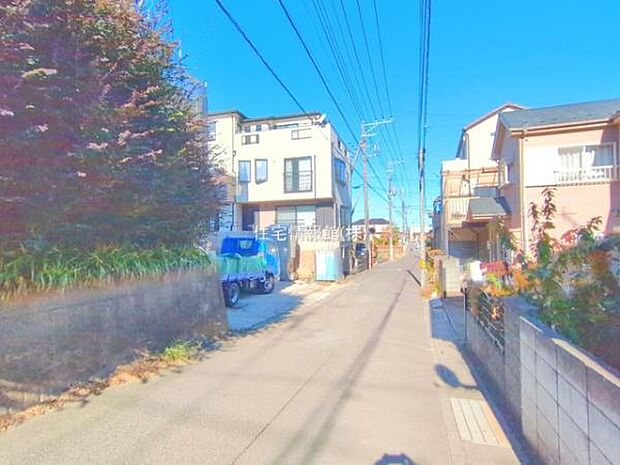 前面道路を含めた現地写真です。