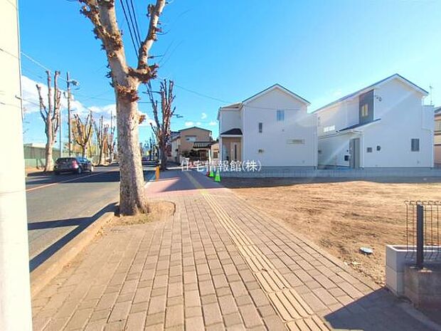 前面道路を含めた現地写真です。