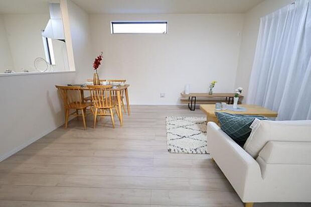 お食事中もキッチンと会話が楽しめるダイニングスペース。