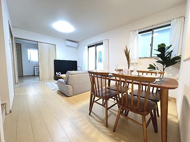 家族とゆったり時間を過ごせるリビングダイニング。