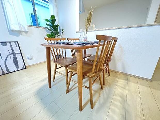 ご家族でゆったり食事が楽しめるダイニングスペースです。