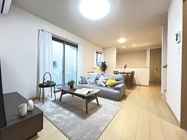 ご家族みんながゆったりくつろげる広々リビングです。