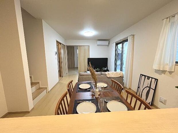 カウンターキッチン越しに会話も楽しめるダイニングキッチン。