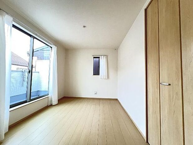 明るい広々とした主寝室でご家族ゆっくりお休みになれますね。