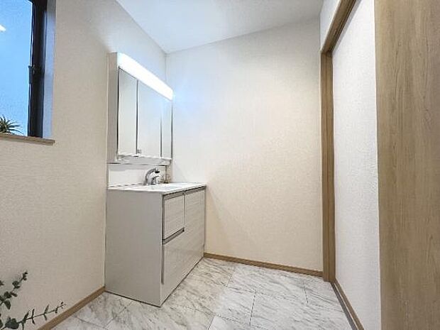 シャワー付き洗面化粧台です。手軽にシャンプーができ、お掃除もしやすいですね。