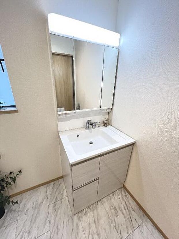 シャワー付き洗面化粧台です。手軽にシャンプーができ、お掃除もしやすいですね。