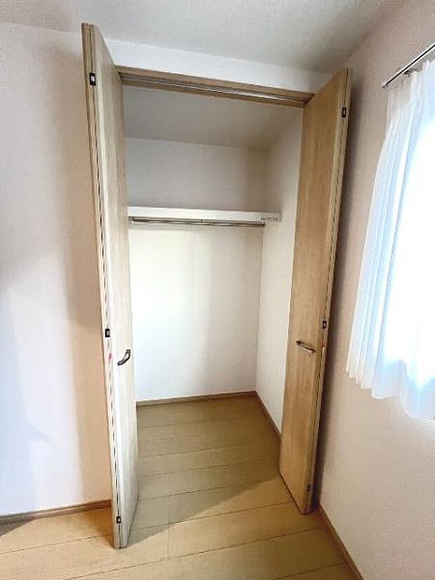 いつでもお部屋をスッキリお使い頂ける収納スペースを設置。