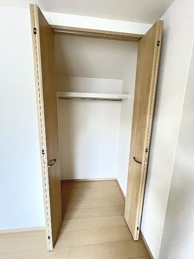 中の物を確認しやすく、取り出しやすい収納スペース。お部屋を広々とお使いいただけます。