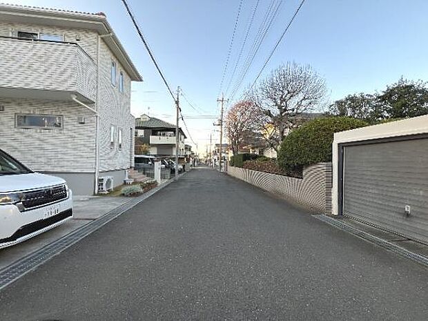 前面道路を含めた現地写真です。