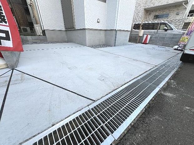 駐車場です。前面道路との高低差も少なく、スムーズに出入りできます。