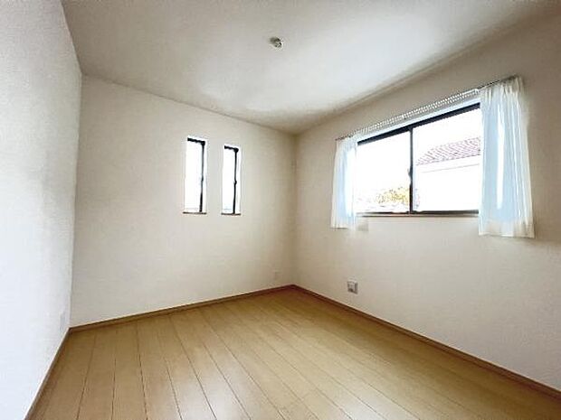 木の温もりが優しいフローリングの収納スペース付き洋室です。