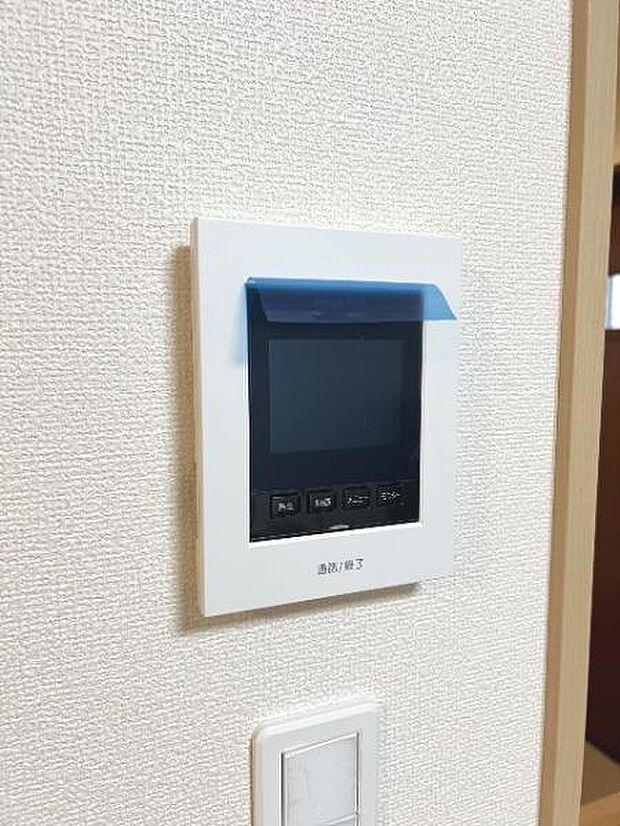 訪問者が一目で分かるTVモニタ付きインターフォンを装備した心強さも魅力なお住まいです。