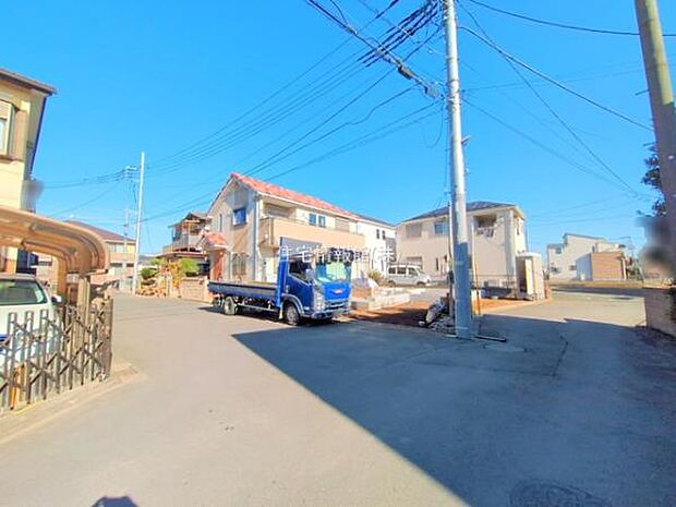 前面道路を含めた現地写真です。