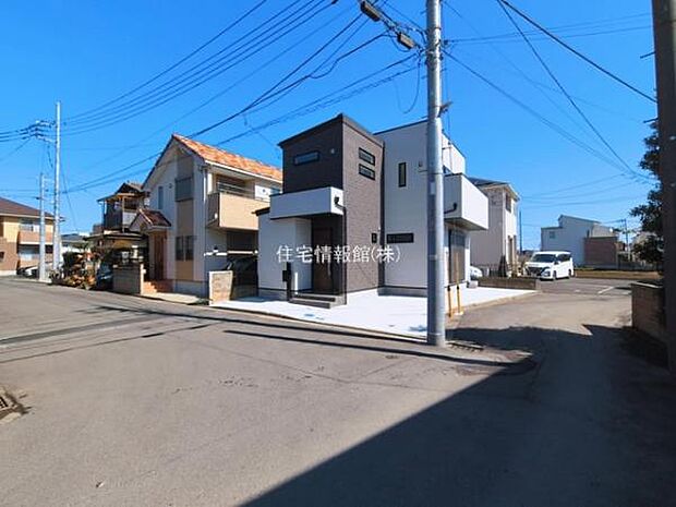 前面道路を含めた現地写真です。