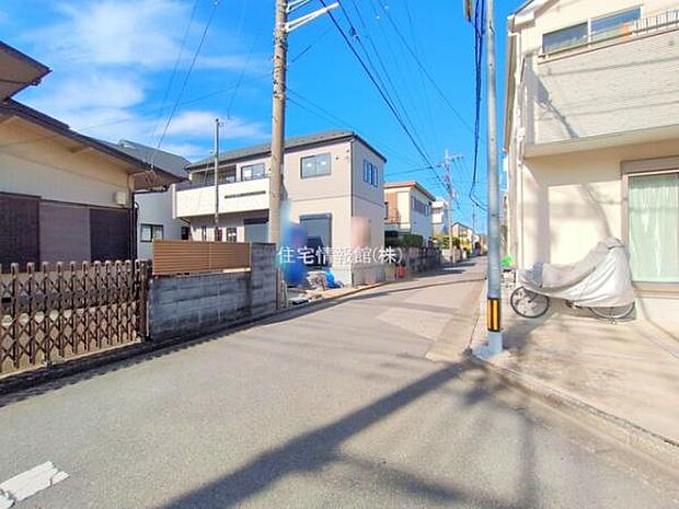 前面道路を含めた現地写真です。