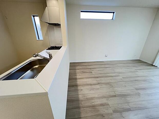 お食事中もキッチンと会話が楽しめるダイニングスペース。