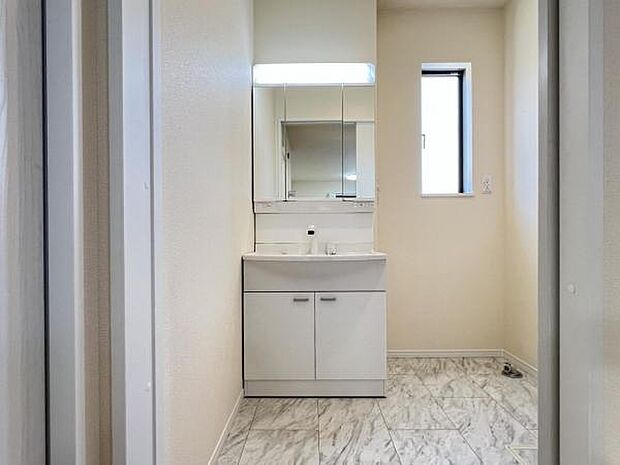 洗面化粧台です。朝の身支度から1日が始まります。