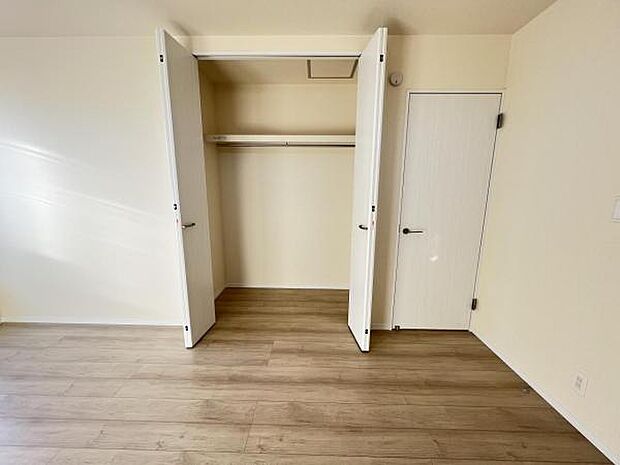 いつでもお部屋をスッキリお使い頂ける収納スペースを設置。