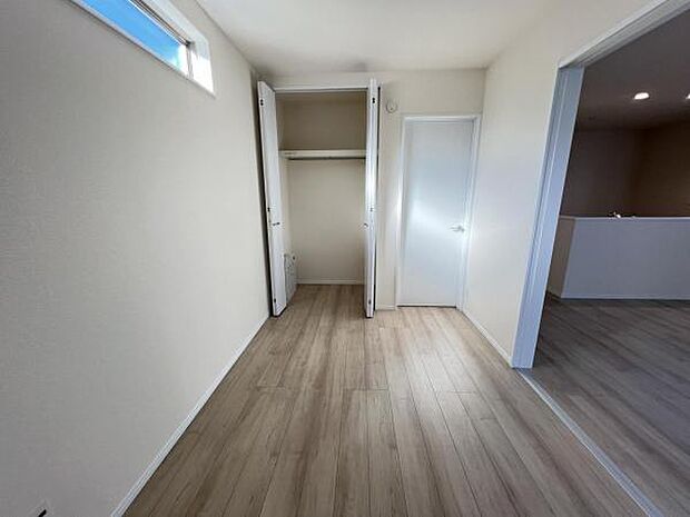 いつでもお部屋をスッキリお使い頂ける収納スペースを設置。