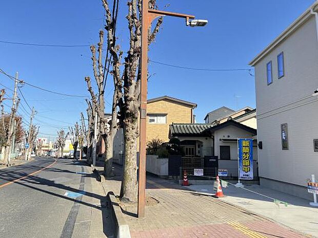 前面道路を含めた現地写真です。