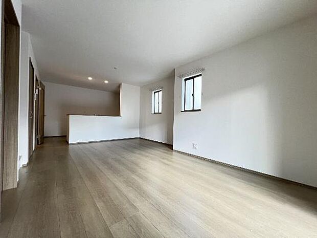 明るい日差しが入る風通しの良いリビングです。