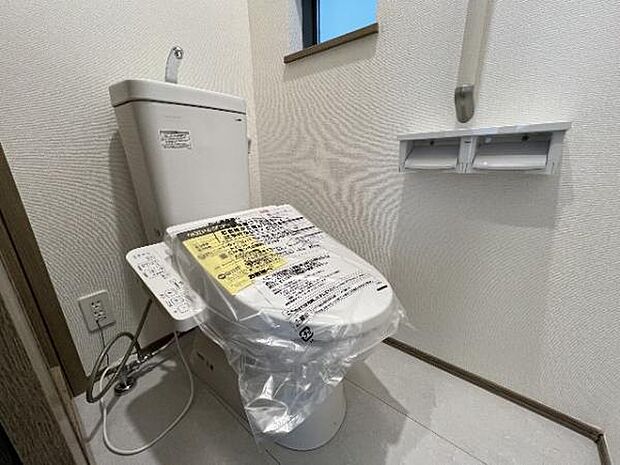 シャワー洗浄機能付のトイレは、清潔感が印象的な空間ですね。