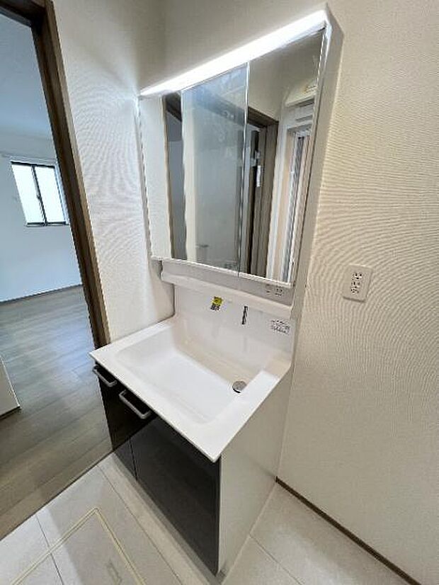 シャワー付き洗面化粧台です。手軽にシャンプーができ、お掃除もしやすいですね。